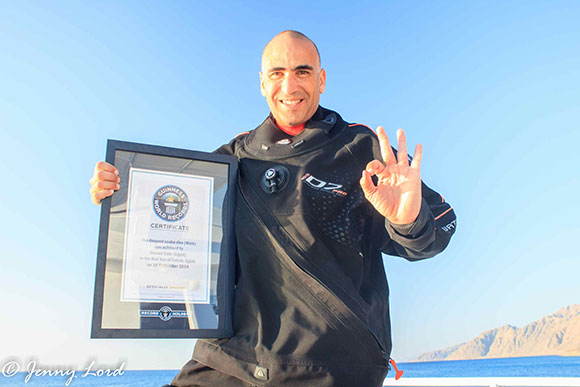 Ahmed Gabr mostra il certificato del record