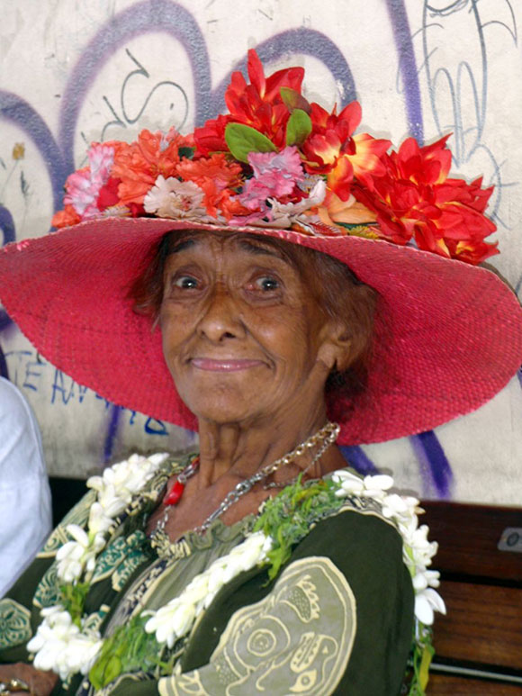 donna anziana tipica polinesiana