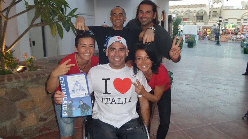 Giuseppe festeggia il suo brevetto con gli istruttori italiani del Camel Dive Club