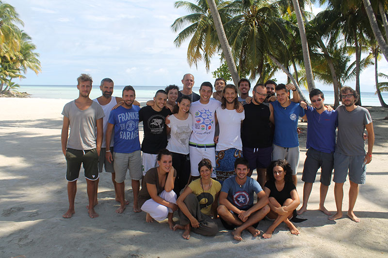 Isola di Magoodhoo, atollo di Faafu.                    I partecipanti del Master in Scienze Marine Per lo Sviluppo Sostenibile 2013/2014 organizzato dall’ Università Bicocca 