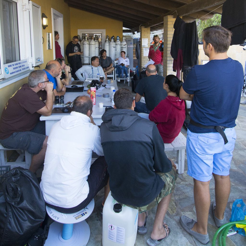 Pre-dive briefing