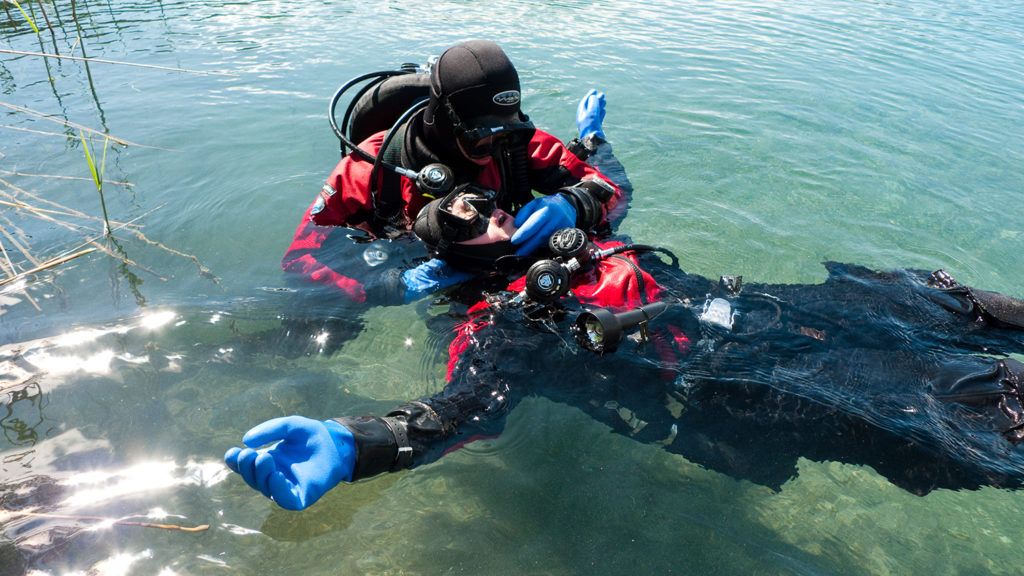 sicurezza in immersione subacqueo aiuta altro sub in stato di emergenza