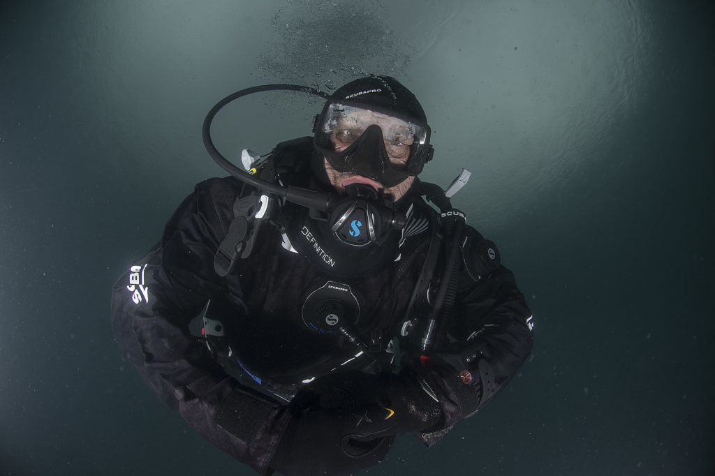 subacqueo in immersione in profondità con attrezzatura sub completa