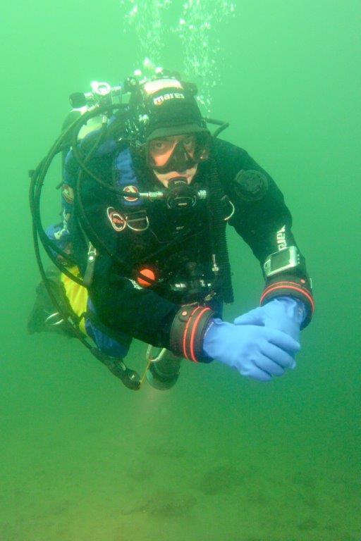 subacqueo in immersione profonda nel lagoacqua torbida pericoli subacquea