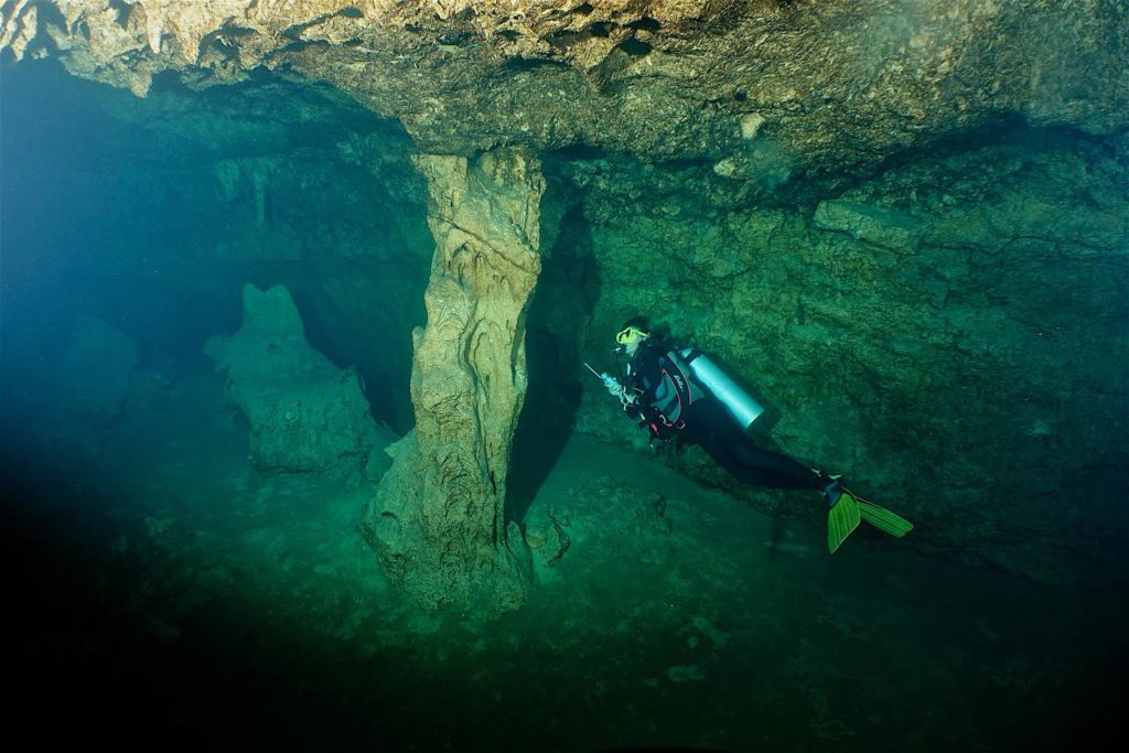 grotte del raja ampat