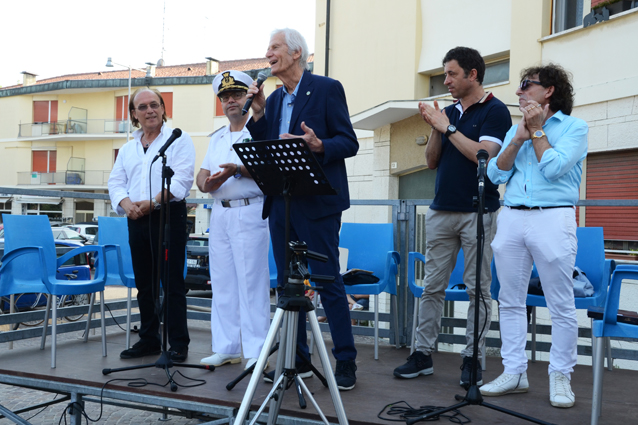 Da sinistra a destra sono: - Alberto Muro Pelliconi - scultore della statua - C.V. (CP) Pietro Ruperto - Direttore Marittimo Guardia Costiera Emilia-Romagna - Federico de Strobel - vicepresidente HDS Italia - Roberto Fagnani (in rappresentanza del Sindaco) - assessore del Comune di Ravenna - Giancarlo Frassinetti - Dirigente dell'Istituto Comprensivo Statale del Mare di Marina di Ravenna.