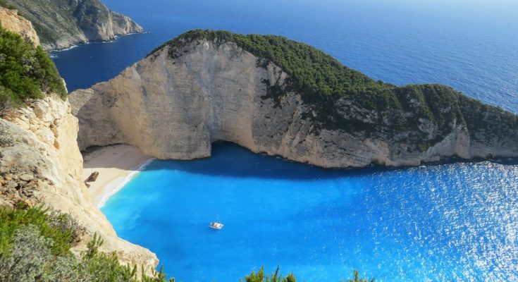 spiaggia turchese Grecia  navagio con relitto sulla spiaggia