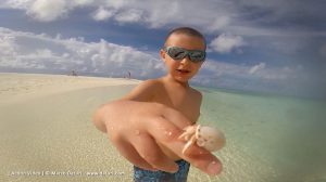 bambino alle maldive