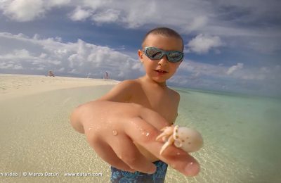 bambino alle maldive