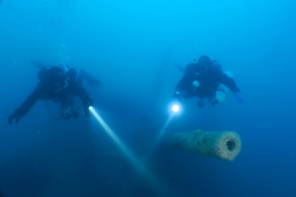 subacquei con torce su relitto motonave Equa  alle cinque terre