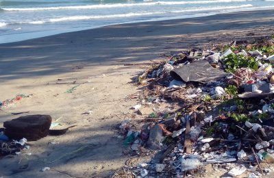 Spiaggia sporca di plastica
