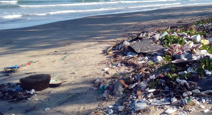 Spiaggia sporca di plastica
