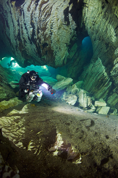 subacqueo in grotta con maschera apeks