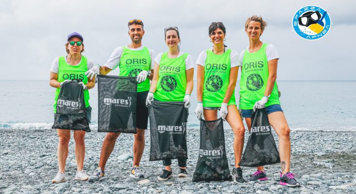 Fondali puliiti, ragazzi in spiaggia