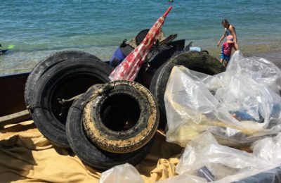 spazzatura fondali su spiaggia garda