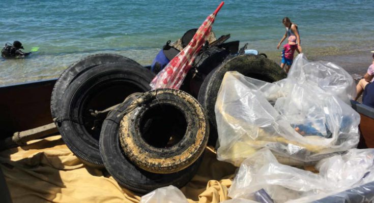 spazzatura fondali su spiaggia garda