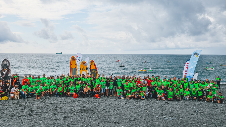squadra di sub in spiaggia per la pulizia e raccolta rifiuti