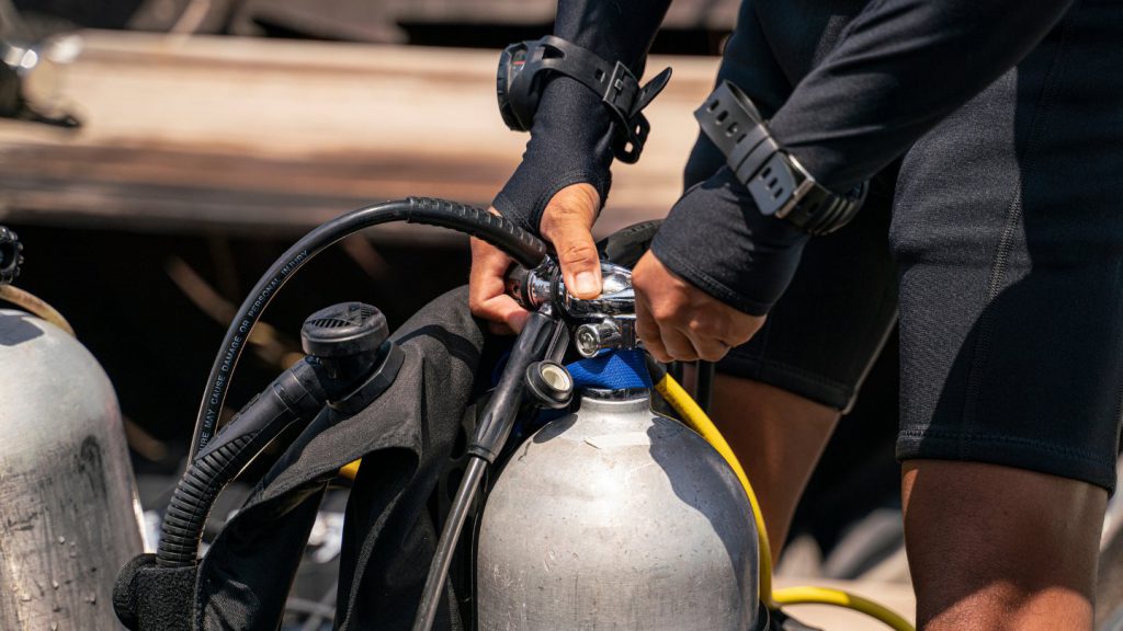 erogatore preparazione attrezzatura sub bombola