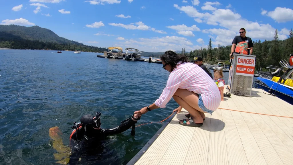 subacqueo consegna anello alla sposa in california merman mike