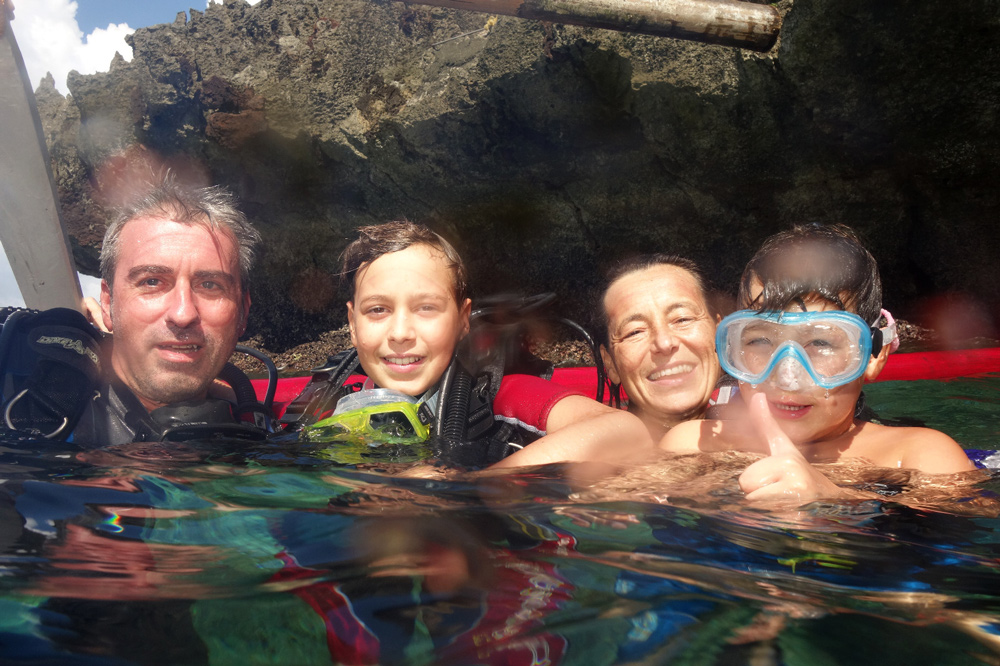 famiglia di subacquei in vacanza con bambini