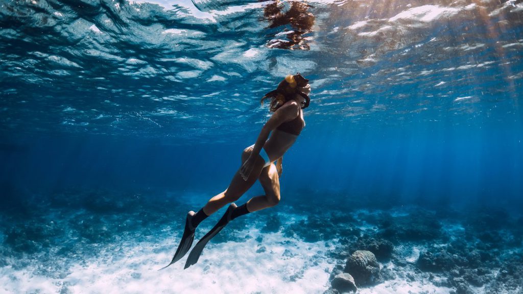 snorkeling in mare con pinna 