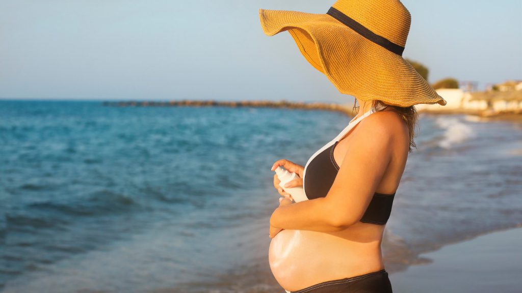 donna incinta al mare