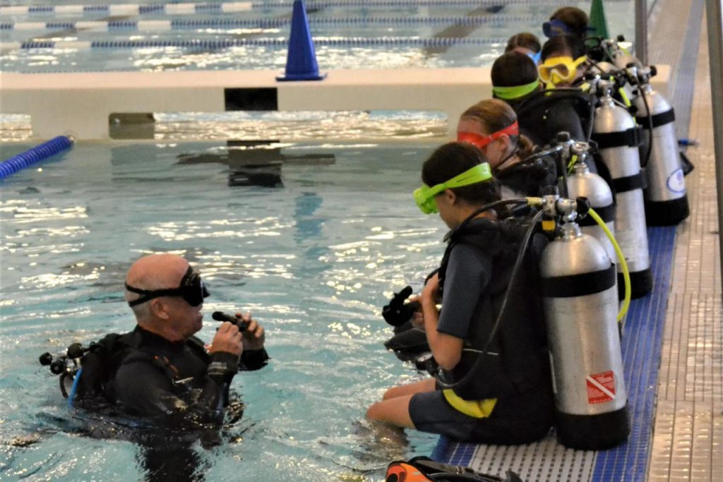 Studenti prendono certificazione  subacquea in piscina florida, per riparare la barriera corallina