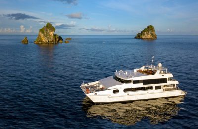 Adventurer-yacht-indonesia-sub