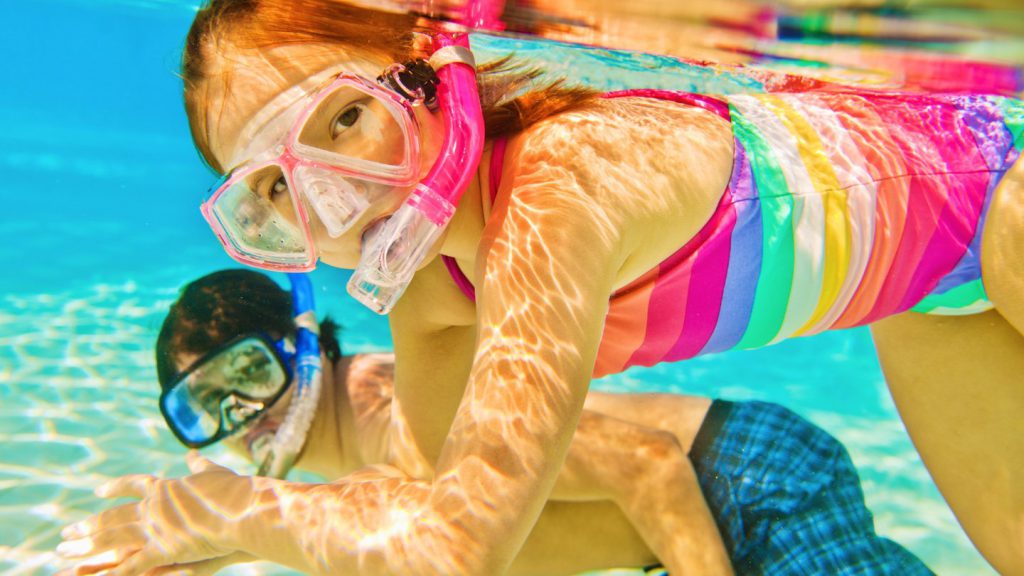 bambini che fanno snorkeling