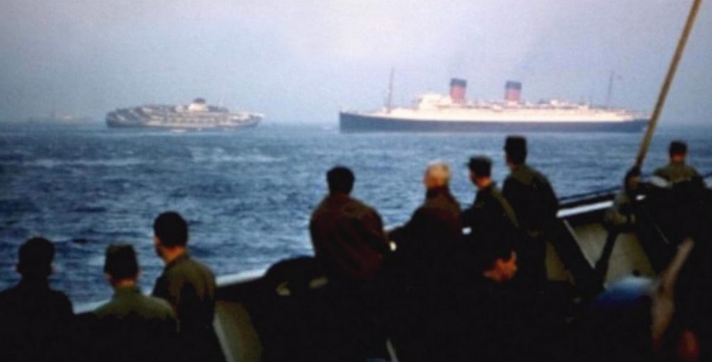 L'Andrea Doria mentre affonda il 26 luglio 1956, di fronte a lei il transatlantico francese Ile De France che le presta soccorso