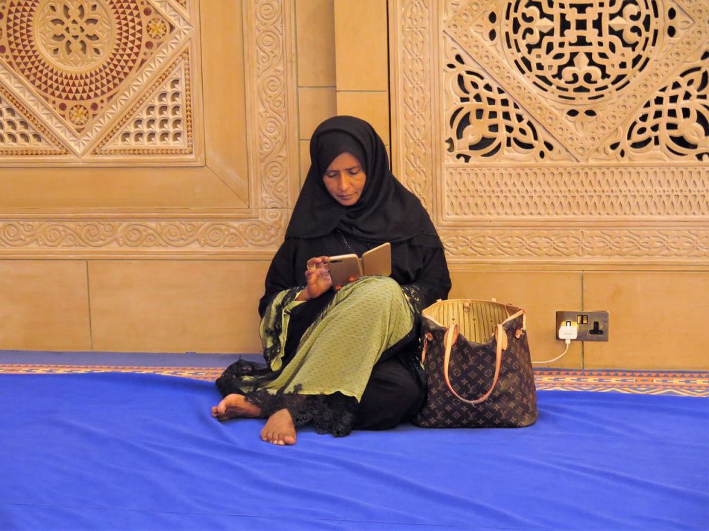 donna in preghiera in Oman