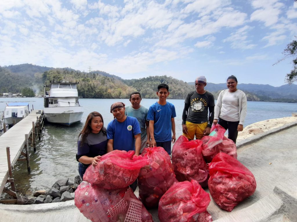 raccolta plastica spiaggia indonesia