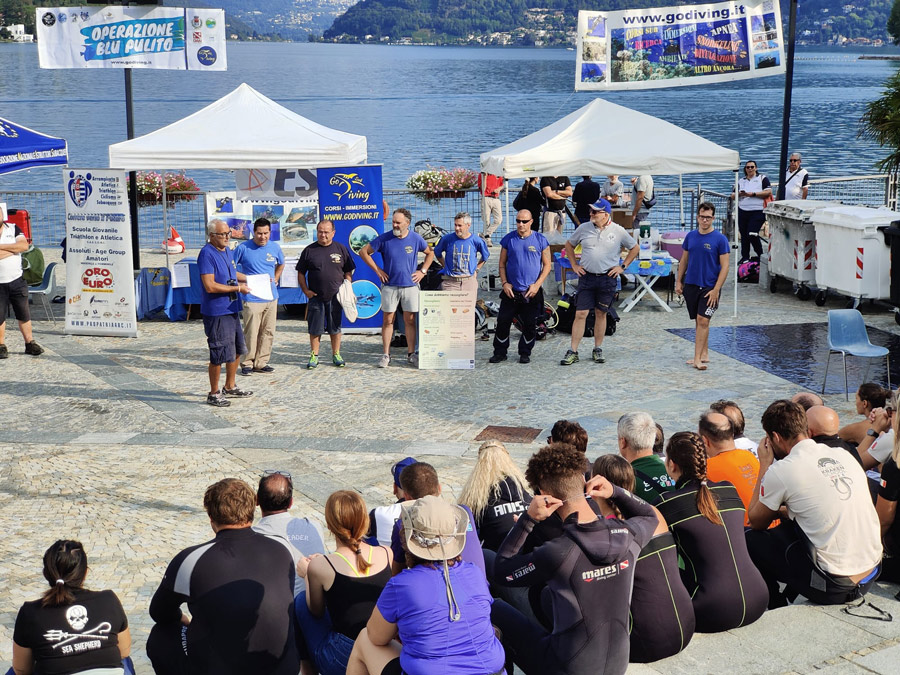 subacquei puliscono lago briefing