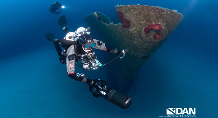 Subacqueo tecnico con scooter esplora il relitto Um El Faroud a Malta durante un'immersione profonda in acque cristalline