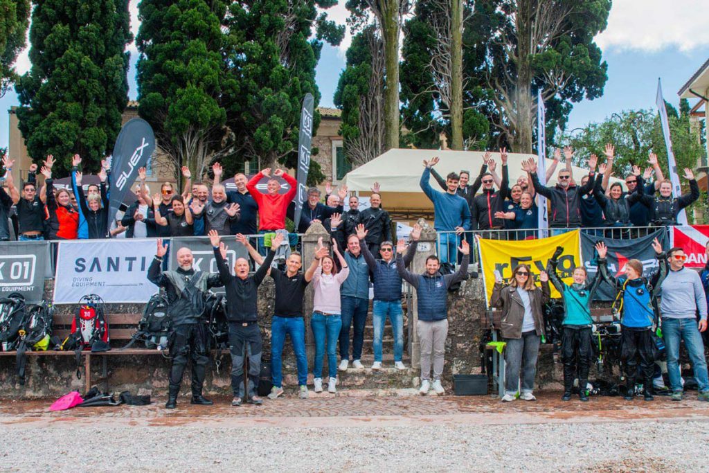 Gruppo di persone che festeggia a Garda Scuba Camp 2025