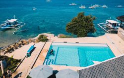 Piscina a sfioro con vista mare al Cebu Seaview Dive Resort, Moalboal, Filippine.