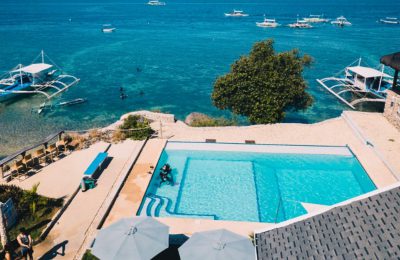 Piscina a sfioro con vista mare al Cebu Seaview Dive Resort, Moalboal, Filippine.