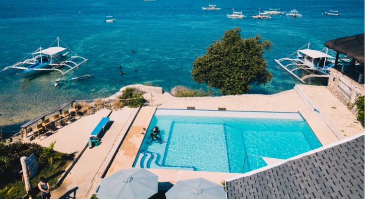 Piscina a sfioro con vista mare al Cebu Seaview Dive Resort, Moalboal, Filippine.