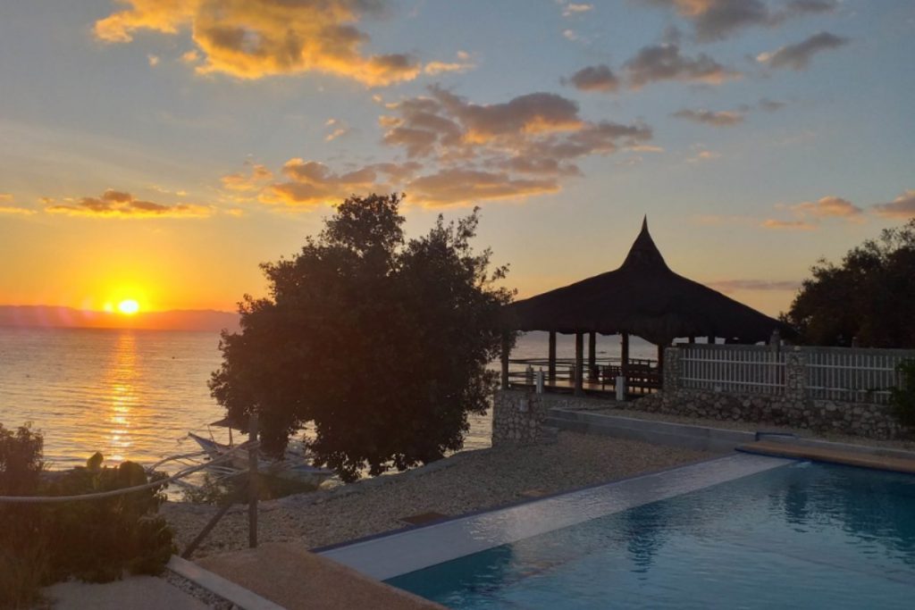 Tramonto sul mare visto dal Cebu Seaview Dive Resort di Moalboal, Filippine.