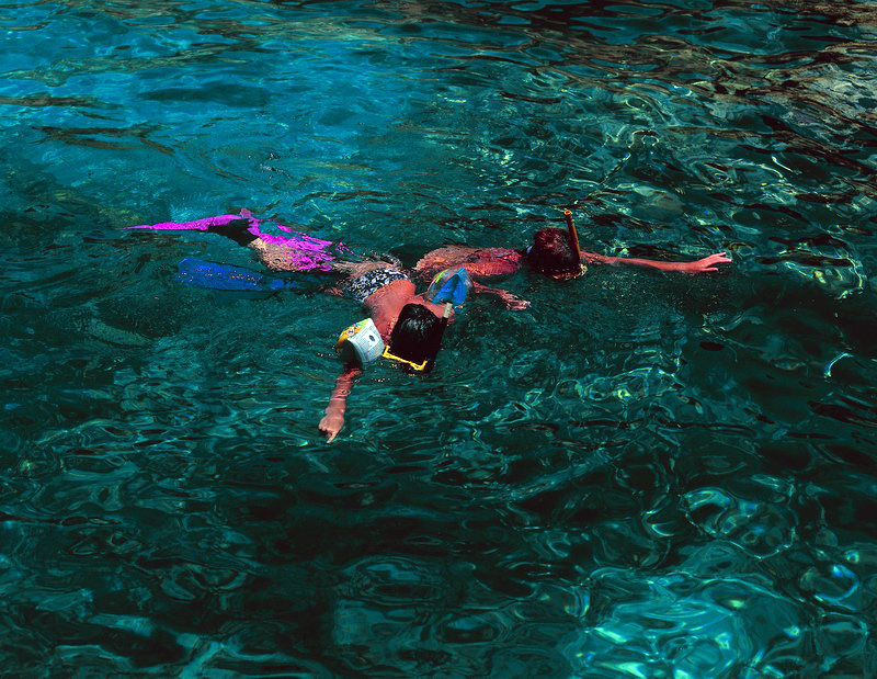 Bambini fanno snorkeling nelle acque limpide di Sharm el Sheikh