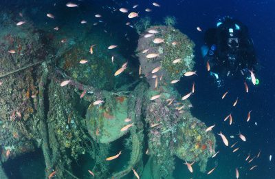 Subacqueo del team Rebreather Sicilia accanto all’elica di dritta del sommergibile Sebastiano Veniero, ricoperta di reti e colonie marine