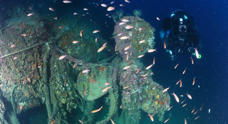 Subacqueo del team Rebreather Sicilia accanto all’elica di dritta del sommergibile Sebastiano Veniero, ricoperta di reti e colonie marine