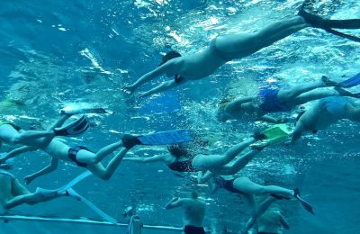 Gruppo di bambini in immersione controllata nella piscina Y-40 durante la prova pratica del progetto di ricerca sull’apnea