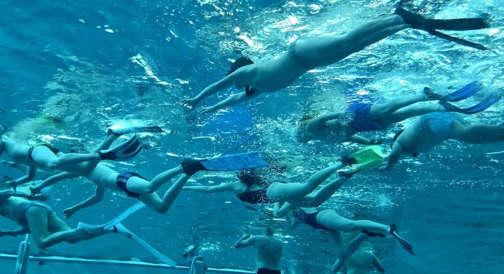 Gruppo di bambini in immersione controllata nella piscina Y-40 durante la prova pratica del progetto di ricerca sull’apnea