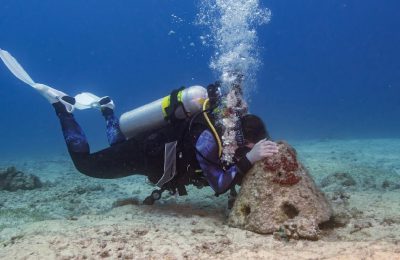 Immersione di Ashley Bugge sul memoriale subacqueo con barriera artificiale alle Hawaii marito morto sub