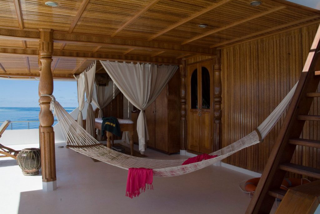 Amaca e area relax sulla barca da crociera Conte Max alle Maldive, con vista sull’oceano