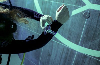 Due subacquei si immergono nella piscina Y-40 The Deep Joy durante il test del Huawei Watch Ultimate 2