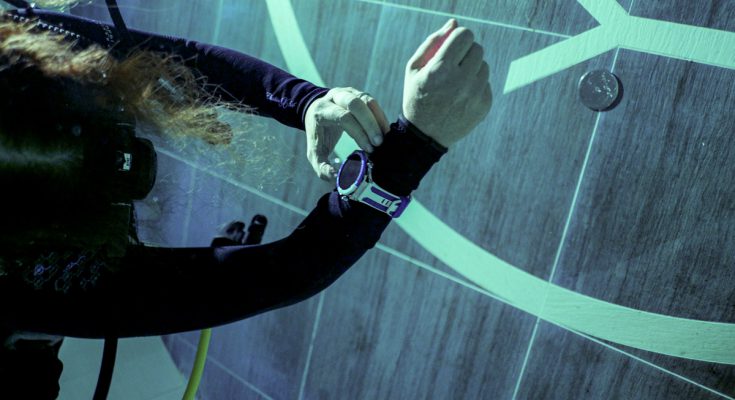 Due subacquei si immergono nella piscina Y-40 The Deep Joy durante il test del Huawei Watch Ultimate 2