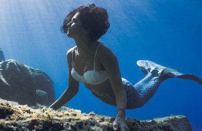 Ilaria Molinari in apnea con coda da sirena