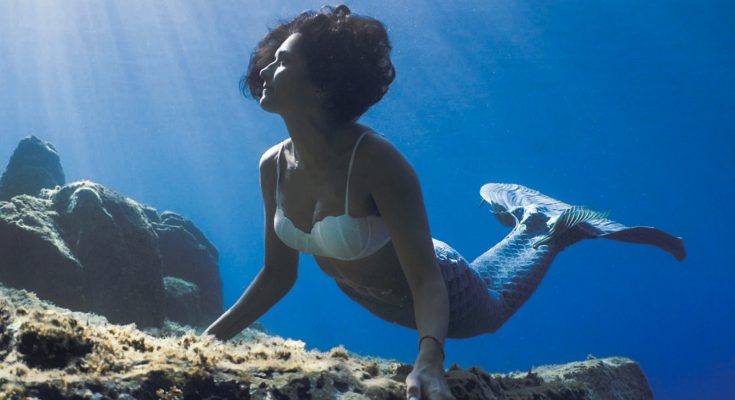 Ilaria Molinari in apnea con coda da sirena
